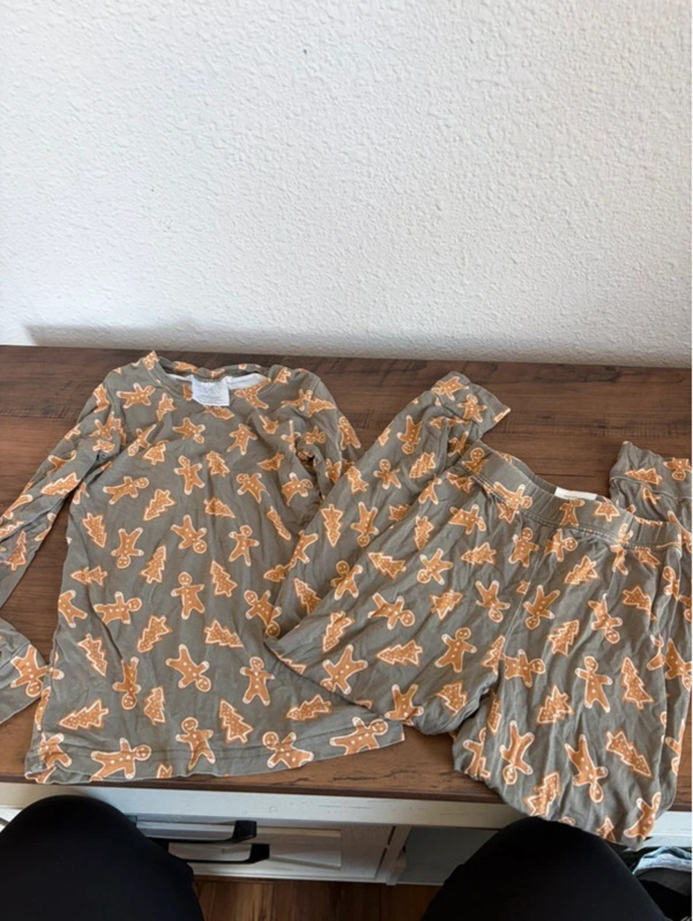 Youth Mebie Baby bamboo gingerbread print pj set 4T. Slight color fading